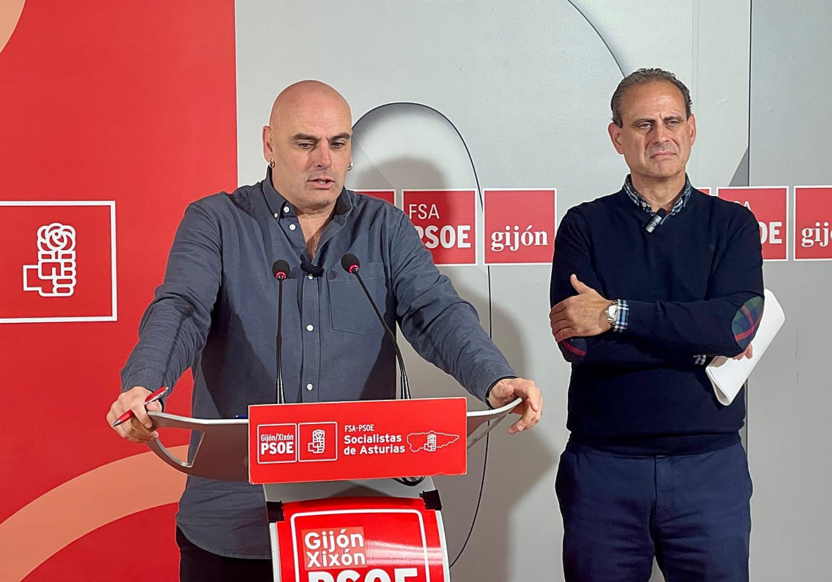 Monchu García y Tino Vaquero este viernes en la Casa del Pueblo del PSOE gijonés.