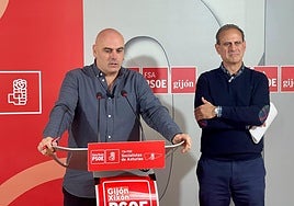 Monchu García y Tino Vaquero este viernes en la Casa del Pueblo del PSOE gijonés.