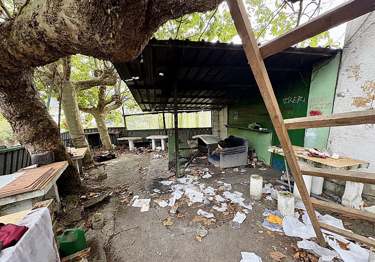 La zona exterior del bar Casa Quilo, donde fue hallado el cadáver del joven.