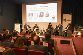 Mesa sobre ciberseguridad organizada por el Club de Calidad en la Casa de la Cultura, en Avilés.