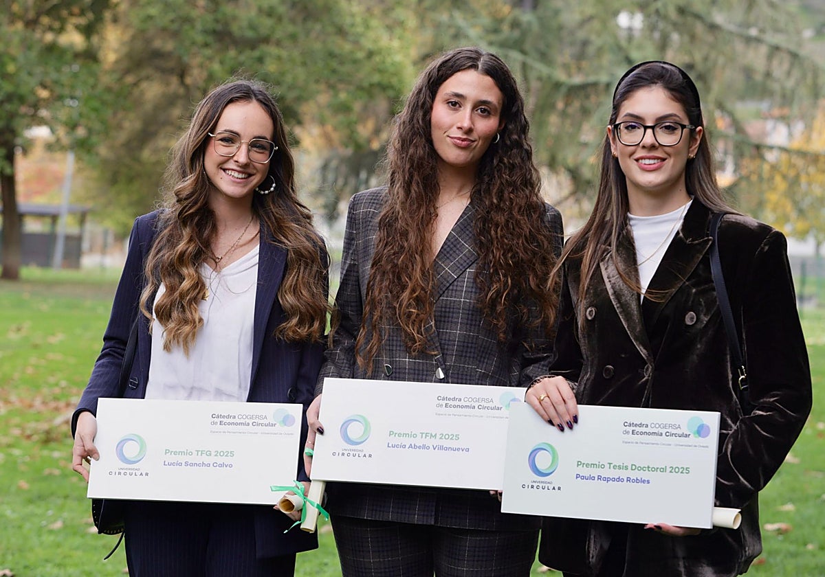 Las ganadoras de la Cátedra Cogersa, Lucía Sancha, Lucía Abello y Paula Rapado