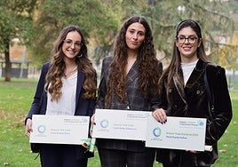 Las ganadoras de la Cátedra Cogersa, Lucía Sancha, Lucía Abello y Paula Rapado