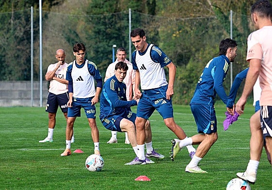 Dani Calvo y Fede Viñas, durante un entrenamiento del Real Oviedo.