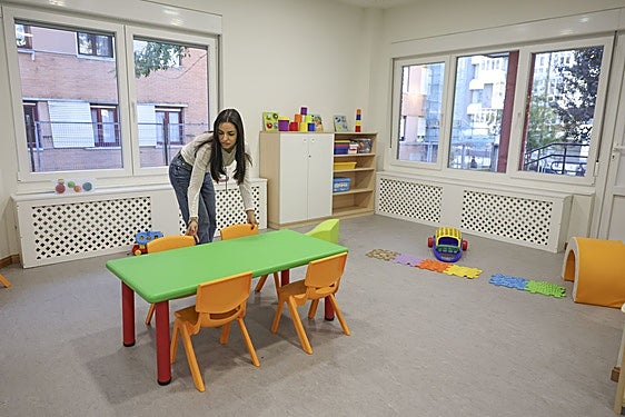 La directora Celia Miranda coloca unas sillas a la espera de la llegada de los primeros niños.