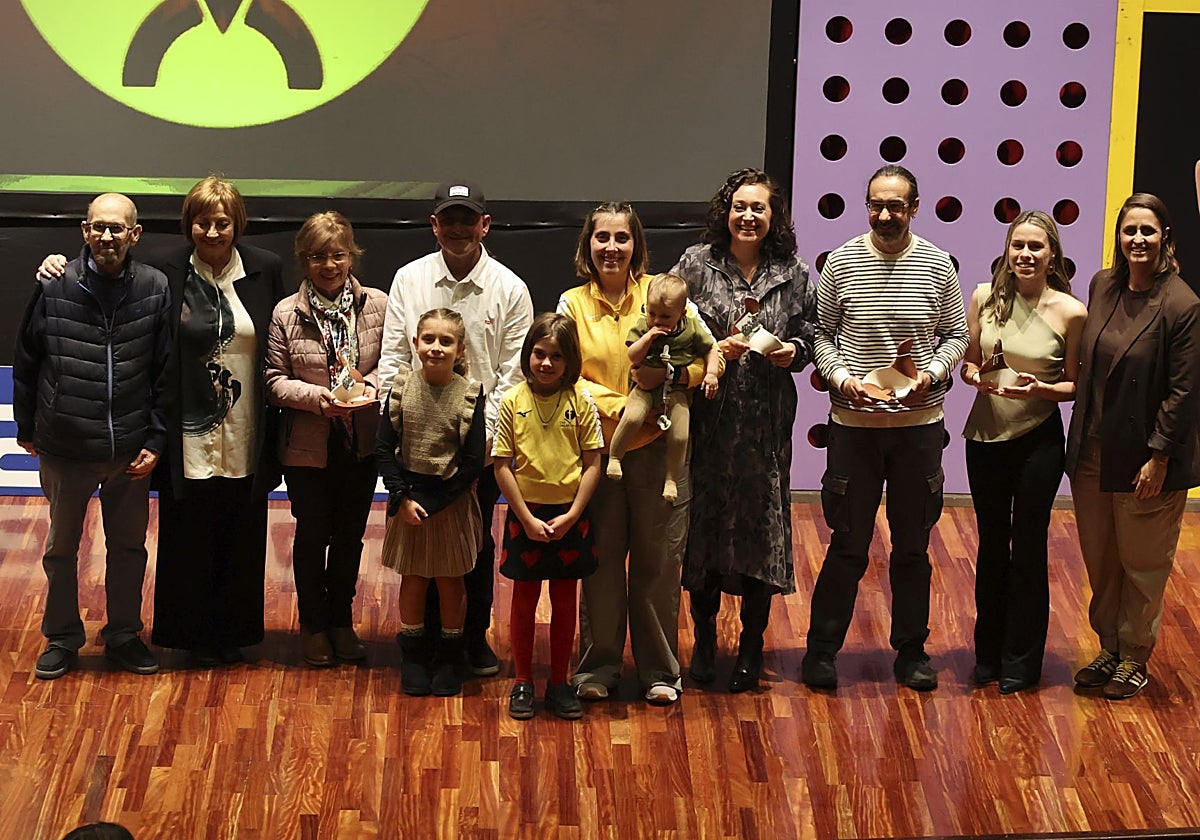 La alcaldesa de Avilés posa en el escenario con Alba García y los premiados por su trayectoria deportiva en la gala celebrada en la Casa de Cultura de Avilés.