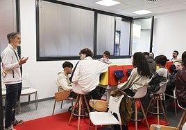 David Martín explica a los estudiantes normas básicas de seguridad.