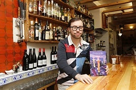 Rafael Suárez-Muñiz, con su nuevo libro sobre la hostelería gijonesa, en el Sancho de la calle Begoña