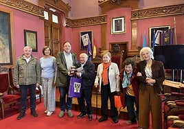 Cándido Cambiella, en el centro, recibe la Manzana de Plata de Villaviciosa de manos del alcalde Alejandro Vega
