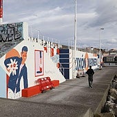 Figura de Rambal, en el mural que se está ejecutando en el dique de Santa Catalina del Puerto Deportivo de Gijón.