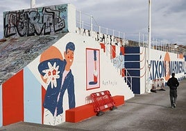 Figura de Rambal, en el mural que se está ejecutando en el dique de Santa Catalina del Puerto Deportivo de Gijón.