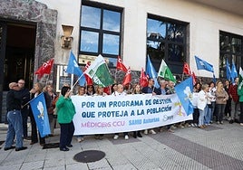 Operadores y personal sanitario del SAMU, en la manifestación de este viernes.