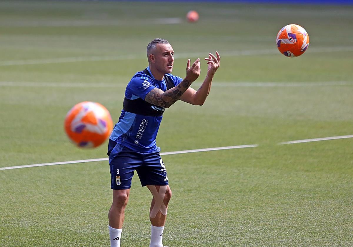 Santi Cazorla, en un entrenamiento del Real Oviedo.