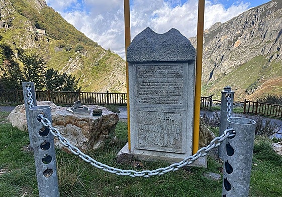 Monolito colocado en Riofrío en memoria de Virgilio García y César Fernández.