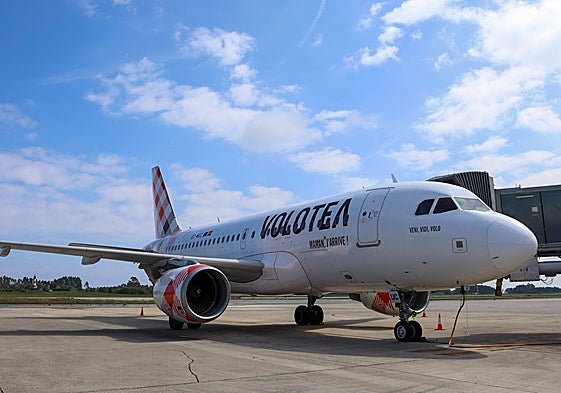 Una de las aeronaves de Volotea estacionada en el aeropuerto de Asturias.