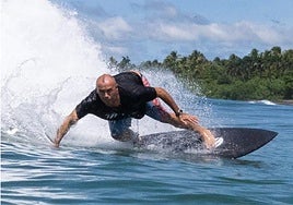El chef naveto surfeando en las olas de Playa Negra.