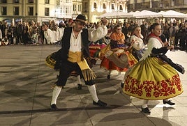 La Plaza de España acogió la actuación de todos los grupos participantes.