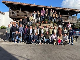 Exjugadores y entrenadores del equipo de fútbol de Duro Felguera que acudieron a la espicha en Viñao.