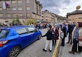 Concentración y corte de tráfico de los vecinos de Barredos sobre el puente del río Tiraña