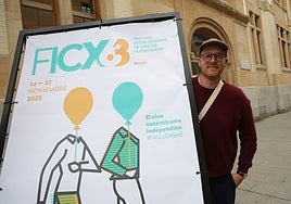 Cole Webley posa ante la Escuela de Comercio.