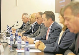 Miembros del consejo de administración de Duro Felguera, con el vicepresidente, Jaime Isita, en el centro, en la junta de accionistas del viernes.