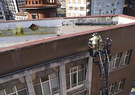 Intervención de los bomberos en la azotea del edificio de los antiguos juzgados de Prendes Pando, el pasado mes de marzo.