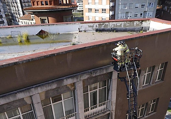 Intervención de los bomberos en la azotea del edificio de los antiguos juzgados de Prendes Pando, el pasado mes de marzo.