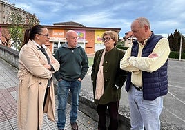 La diputada popular Gloria García junto a varios ediles en la escuela de 0 a 3 de Nava