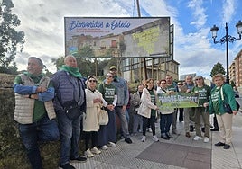 Casi una veintena de vecinos de la zona este ante la valla reivindicativa.