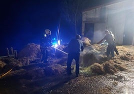 Los bomberos, durante las labores de extinción y refrigeración de la zona afectada por el fuego.