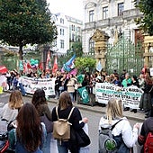 Manifestación a las puertas de la Junta General de trabajadores de la red de 0 a 3 años.