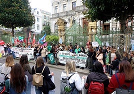 Manifestación a las puertas de la Junta General de trabajadores de la red de 0 a 3 años.