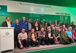 Junta directiva y representantes de las asociaciones que componen la Federación Asturiana de Sidra Casera, organizadora de su primera fiesta oficial en el Museo de la Sidra de Nava