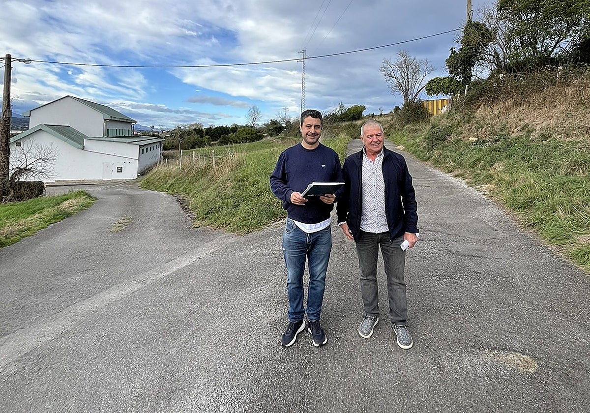 Javier Rodríguez y Raimundo Díaz, en la zona que ahora se denomina travesía de Les Escueles, 27, en Forfontía.