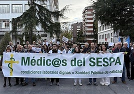 La cabecera de la manifestación convocada este sábado por la Plataforma de Médicos en Oviedo.