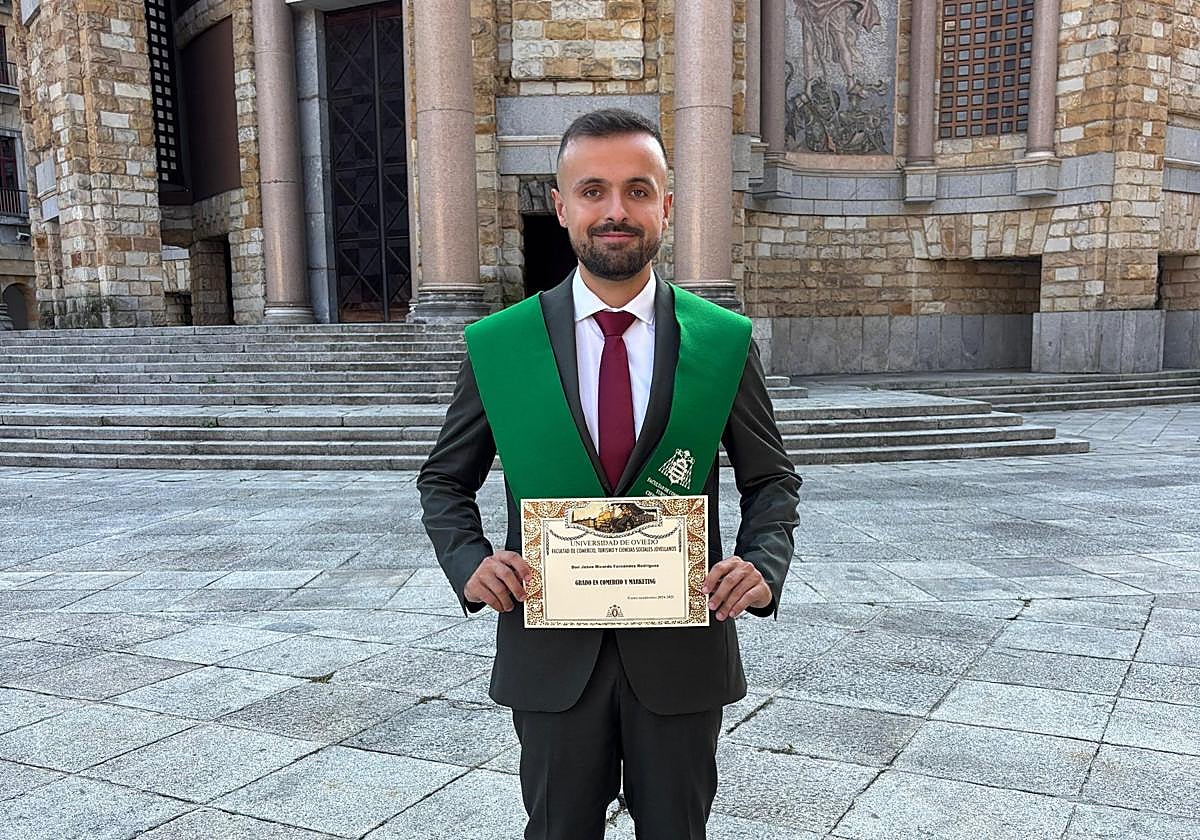 Jesús Fernández con el diploma que acredita el reconocimiento a su trabajo de fin de grado.
