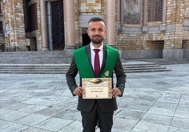 Jesús Fernández con el diploma que acredita el reconocimiento a su trabajo de fin de grado.