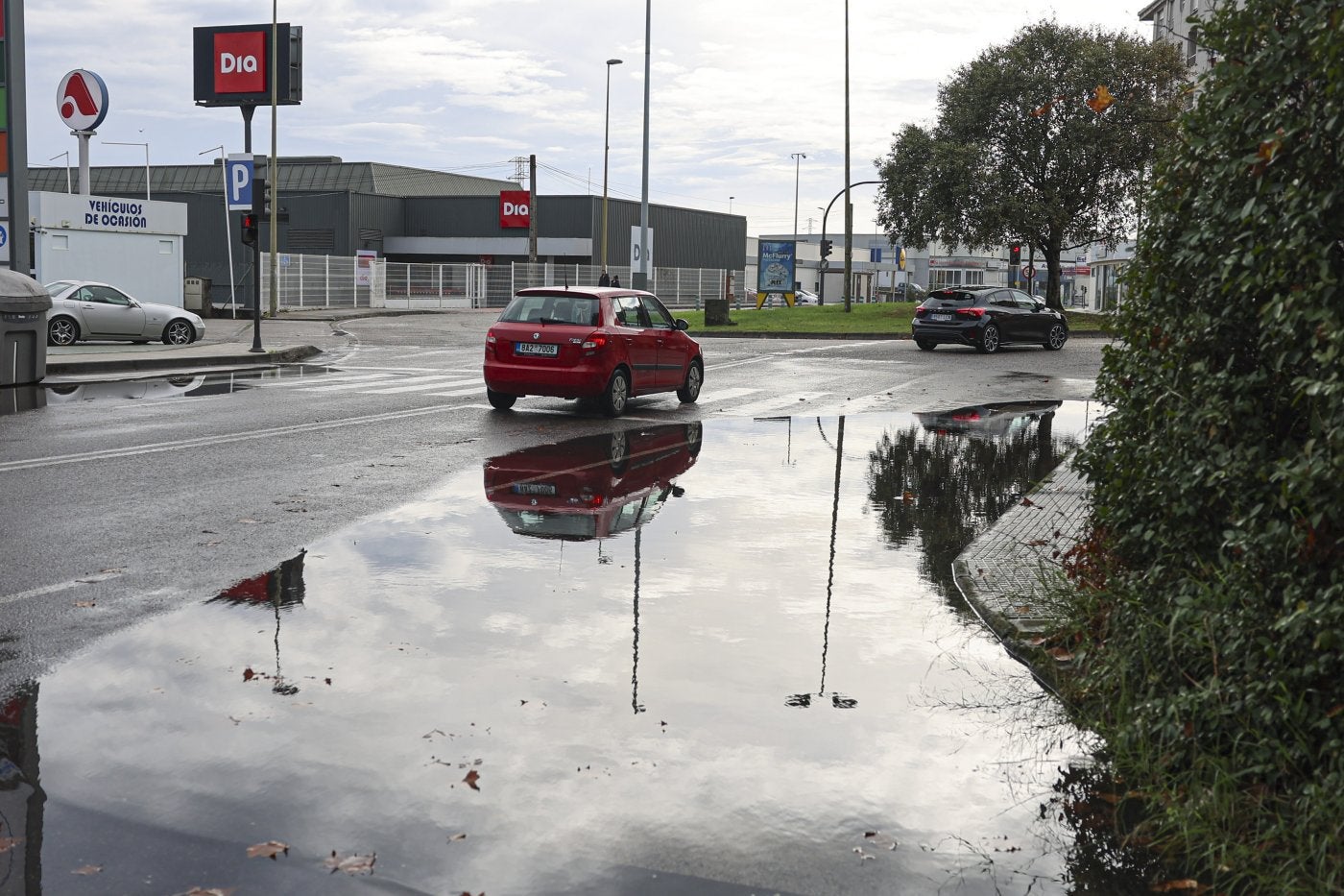 El agua se acumula a lo largo de toda al avenida de Lugo.