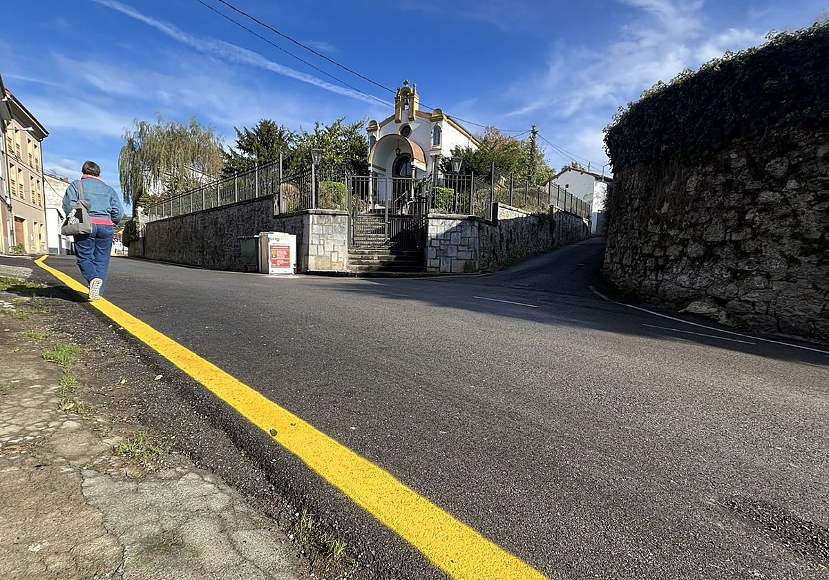La calle Santa Ana de Pola de Siero, con la capilla al fondo.
