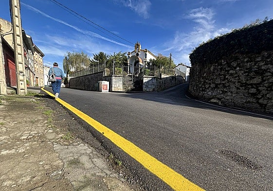 La calle Santa Ana de Pola de Siero, con la capilla al fondo.