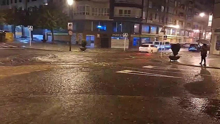 Una tromba de agua desborda las alcantarillas en Avilés