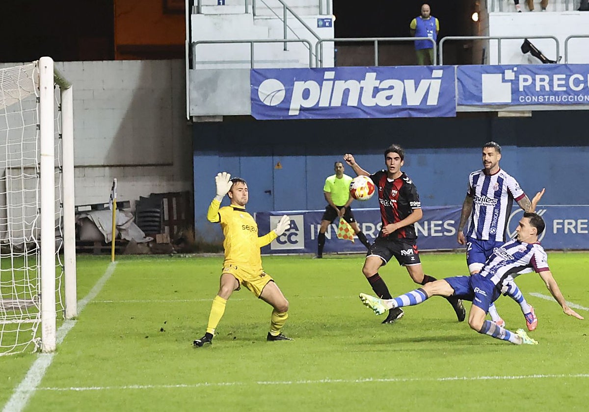 Adri Gómez remata al larguero en la ocasión más clara del Real Avilés en el partido del pasado viernes ante el Arenas de Getxo.