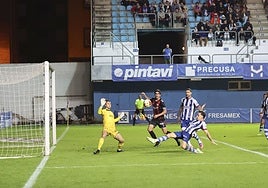 Adri Gómez remata al larguero en la ocasión más clara del Real Avilés en el partido del pasado viernes ante el Arenas de Getxo.