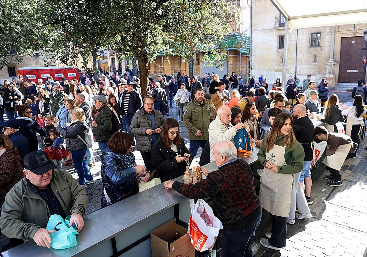 El reparto del amagüestu de La Balesquida en la plaza Porlier.