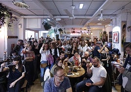 Quienes se reunieron para recordar al fallecido programador del festival levantaron la copa en su honor.