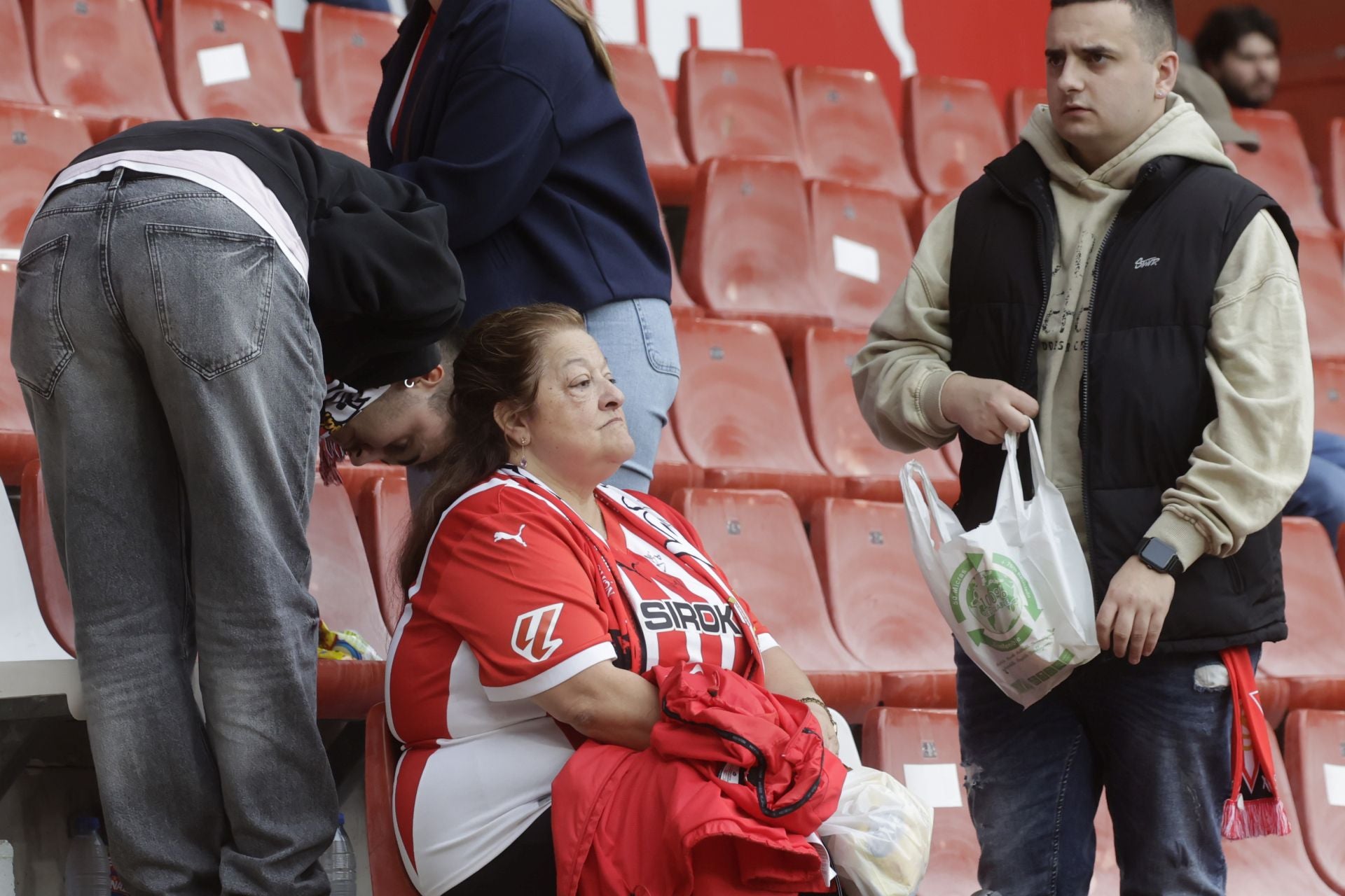 Fotos | ¿Estuviste en El Molinón en el Sporting de Gijón - Eibar? ¡Búscate!