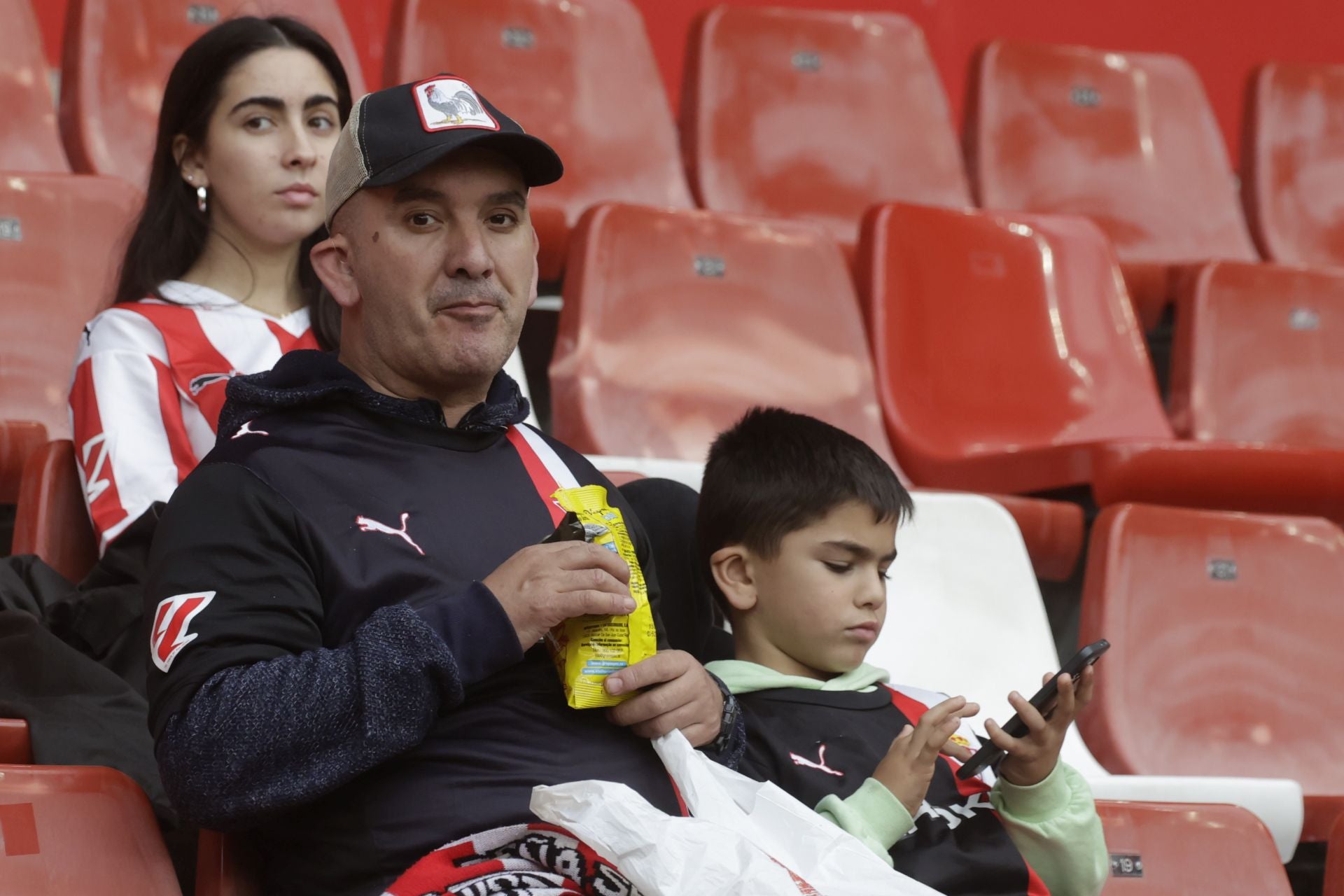 Fotos | ¿Estuviste en El Molinón en el Sporting de Gijón - Eibar? ¡Búscate!