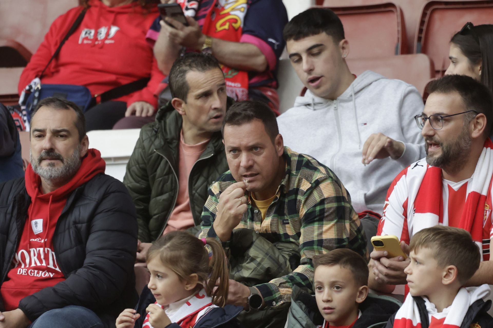 Fotos | ¿Estuviste en El Molinón en el Sporting de Gijón - Eibar? ¡Búscate!