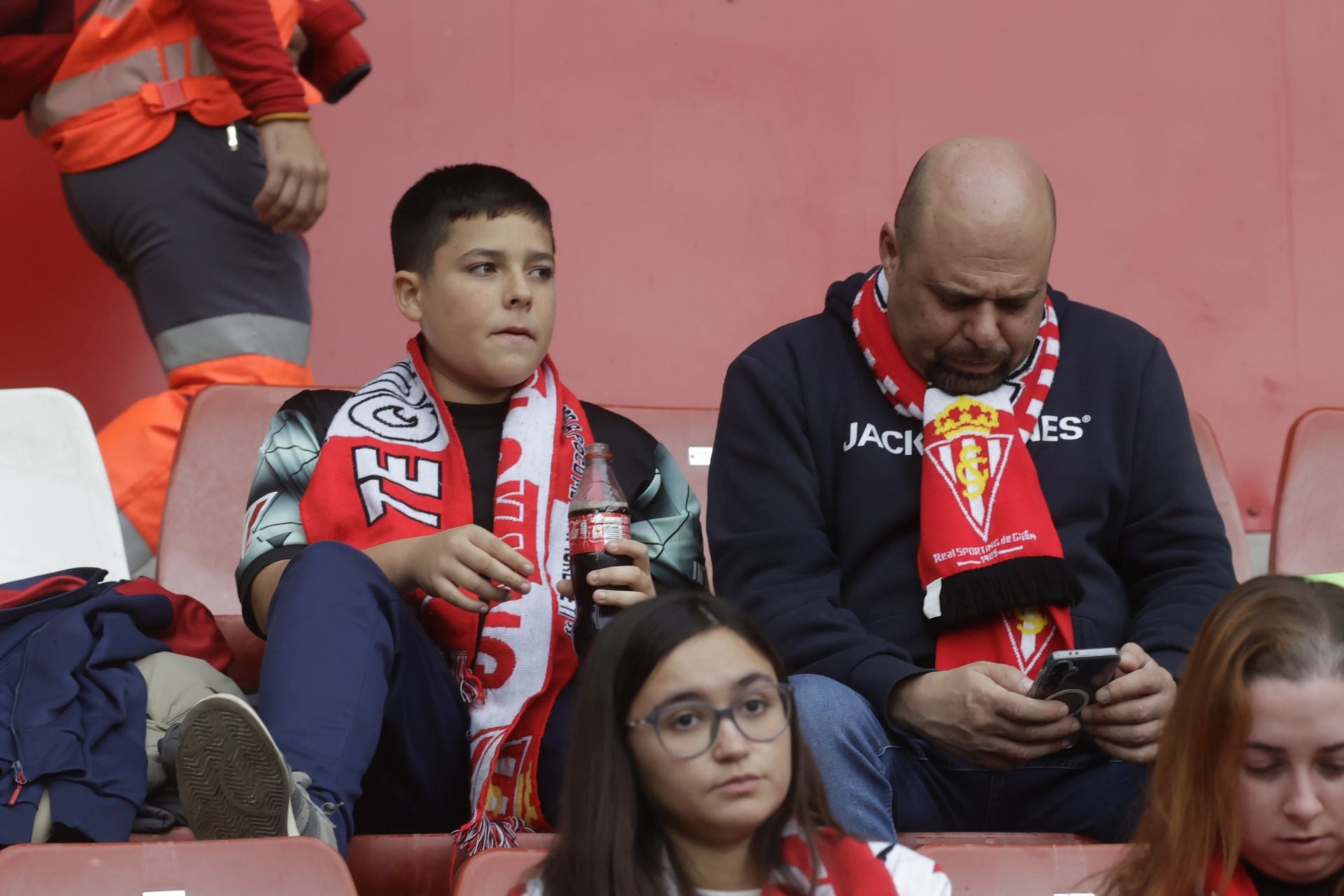 Fotos | ¿Estuviste en El Molinón en el Sporting de Gijón - Eibar? ¡Búscate!