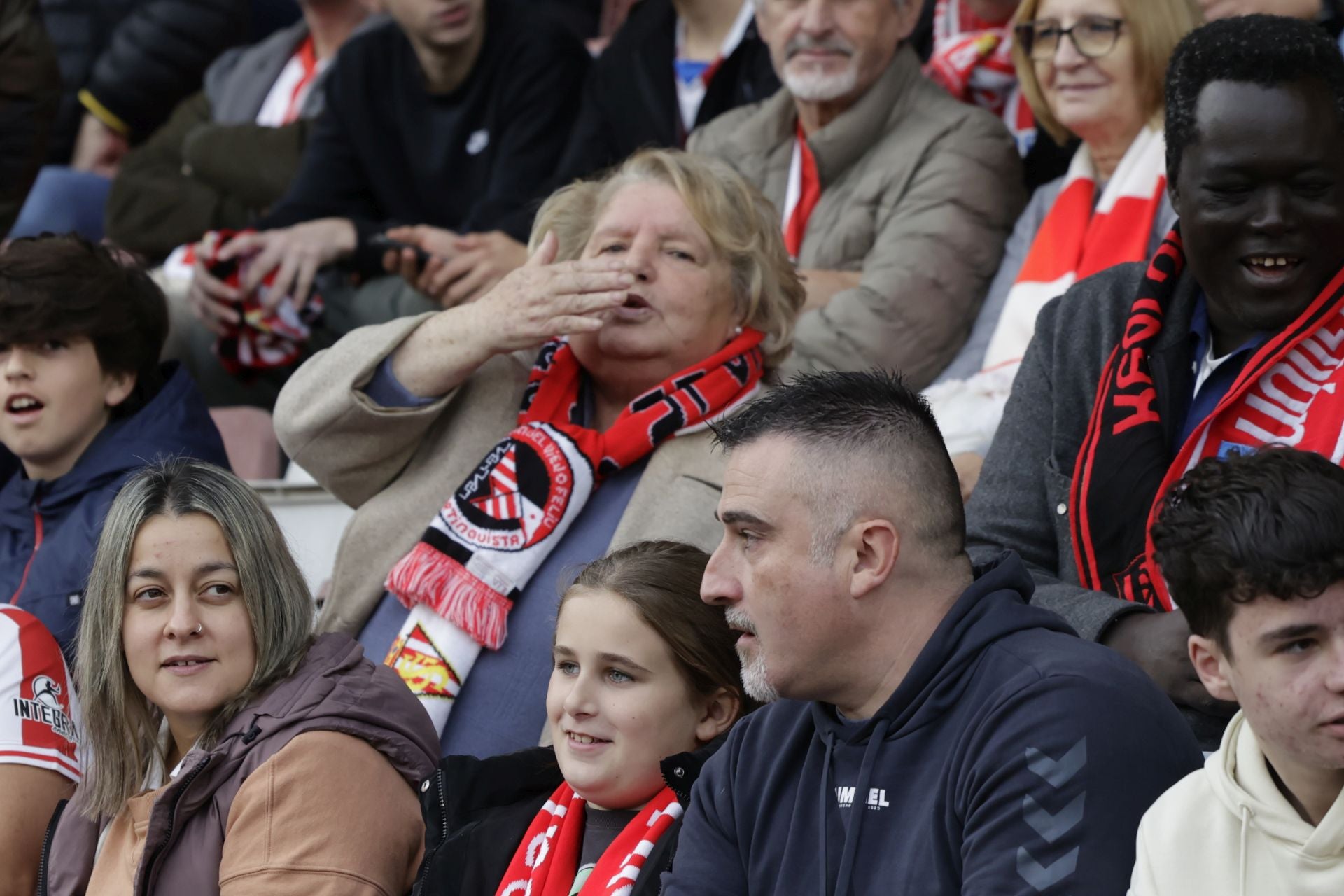 Fotos | ¿Estuviste en El Molinón en el Sporting de Gijón - Eibar? ¡Búscate!