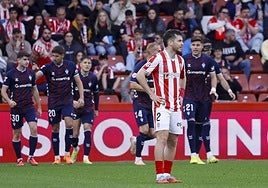 Una jugada del Sporting-Eibar, en El Molinón